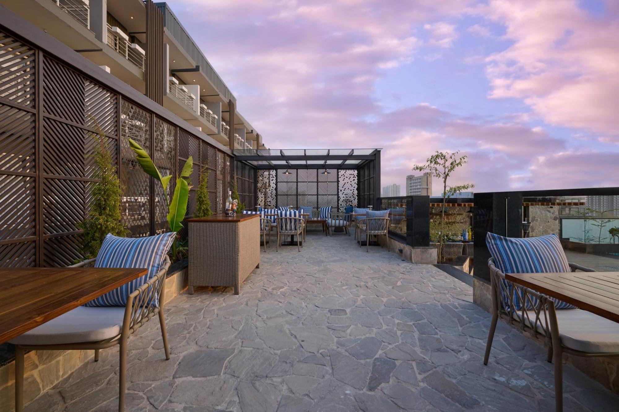 Iris Sarovar Portico Gurgaon Exteriör bild