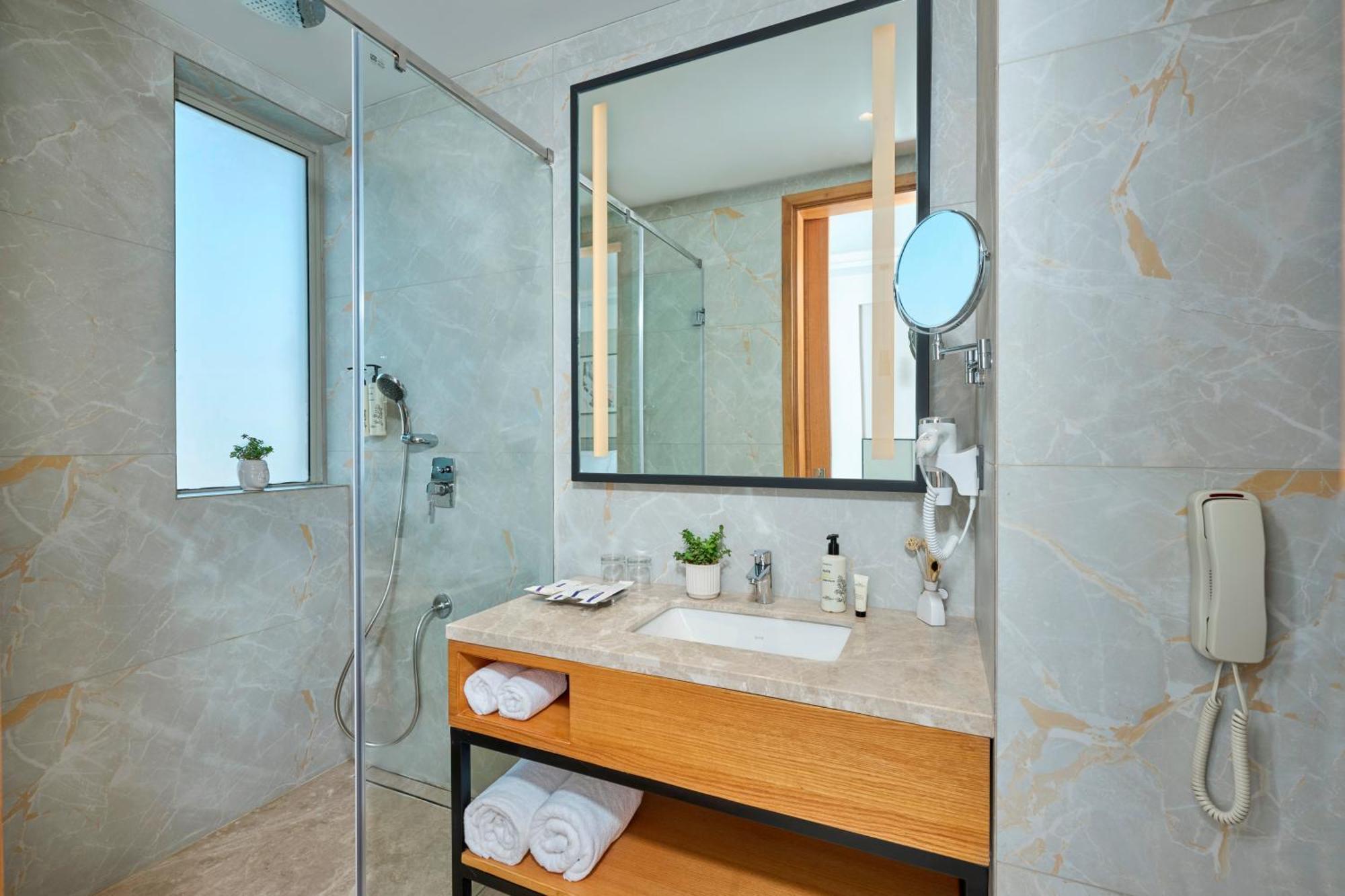 Iris Sarovar Portico Gurgaon Exteriör bild